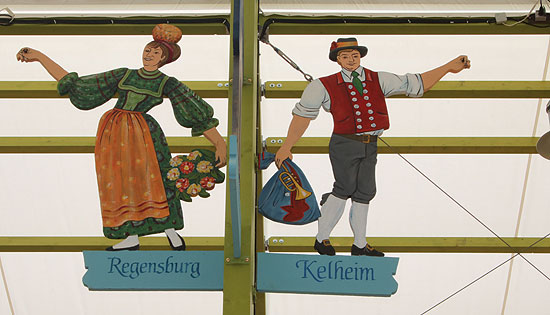 Im neuen Zelt sind auch die Eltern von Ochsenbraterei Wirtin Antje Haberl verewigt: die Mutter und Mit-Wirtin Anneliese Haberl stammt aus Regensburg, der verstorbene Vater Hermann Haberl stammte aus Kelheim (©Foto: Martin Schmitz)
